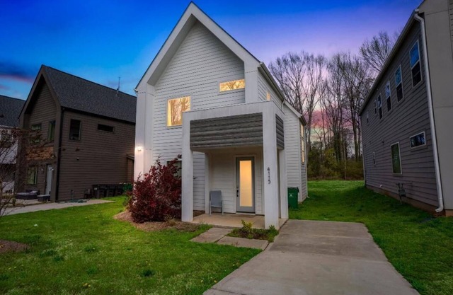 3-bedroom house in wonderful Charlotte with AC, WiFi, free coffee, free parking