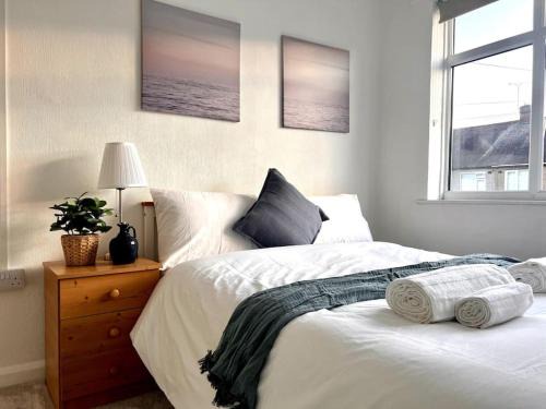 3 Bedroom House Sleeps 6 Free On-Street Parking