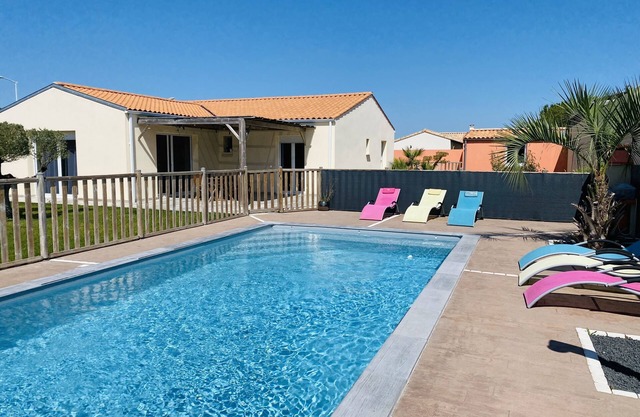 Casa de 3 dormitorios con piscina climatizada cerca de La Rochelle y sus playas.