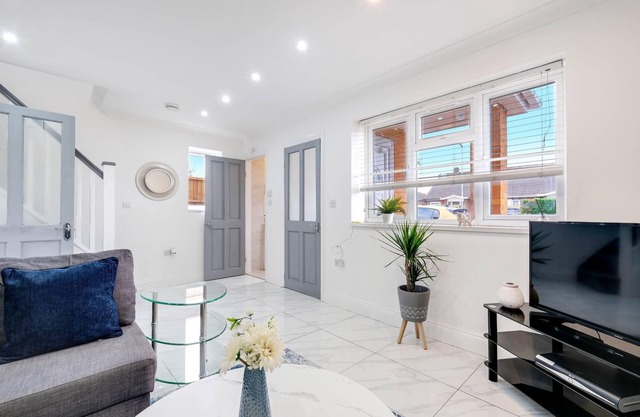 3 Bedroom House with Parking in Windsor