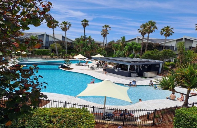 3 bedroom townhouse - Poolside at Magenta Shores