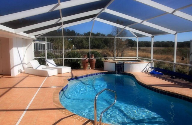 Villa de 3 dormitorios con vista al lago y piscina climatizada