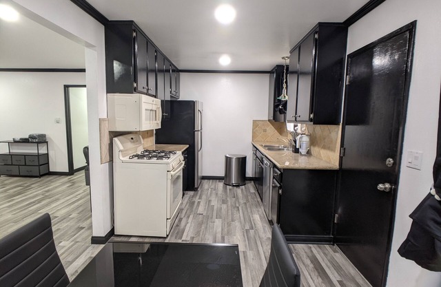 3 bedroom with 4 beds, 2 bathroom. Central to Los Angeles Metro Area, 7121