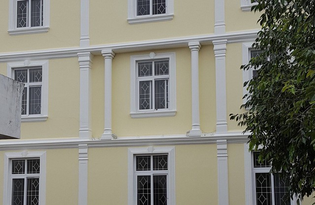 3 BHK Apartamento bellamente amueblado con cocina y baños adjuntos.
