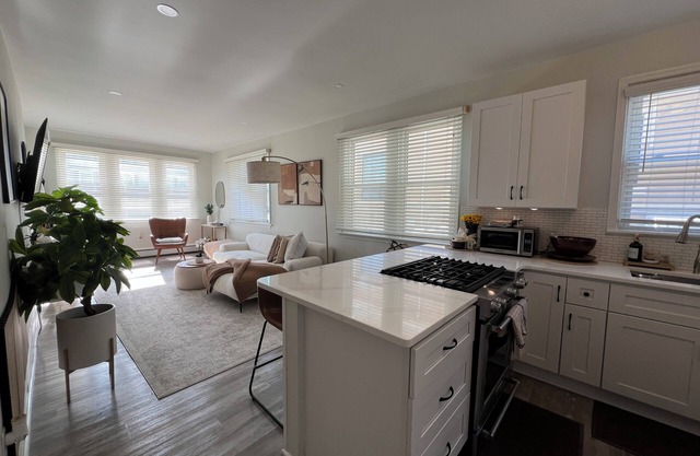 3 BR/1.5 Bath condo in Ventnor - block from beach w/ steamshower