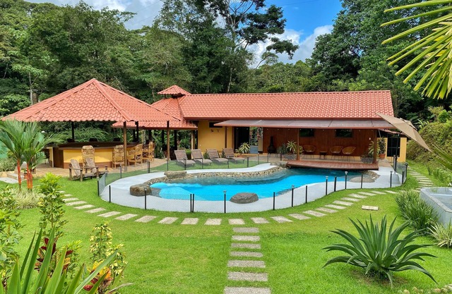 Oasis con 3 habitaciones piscina bosque y catarata