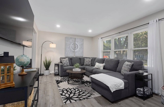 Kings Beds w/TV's Steps to Shops NEW