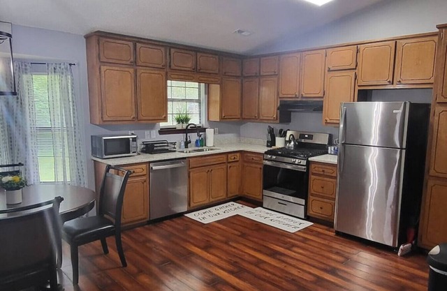 3-Level PetFriendly Home, Pool Table, Patio, Backyard, WiFi, Dedicated Workspace