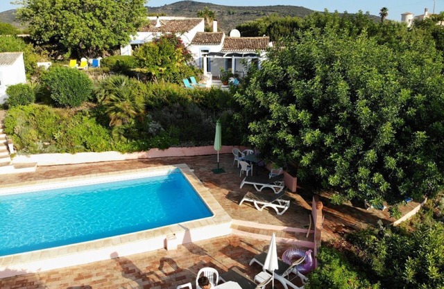 3 cabañas rústicas restauradas con cariño en hermosos jardines con impresionantes vistas al mar