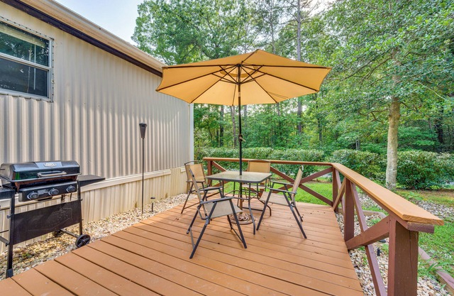 3 Mi to Badin Lake: Quiet New London Retreat