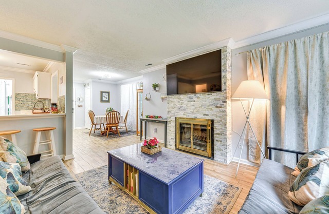 3 Mi to Bojangles Coliseum: Townhome w/ Patio!