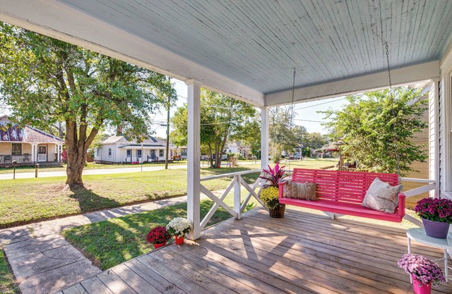 3 Mi to Downtown Covington: Cozy Getaway w/ Porch!
