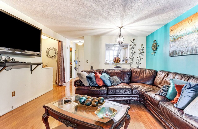 3 Mi to Dtwn New Haven: Colorful Condo w/ Yard!