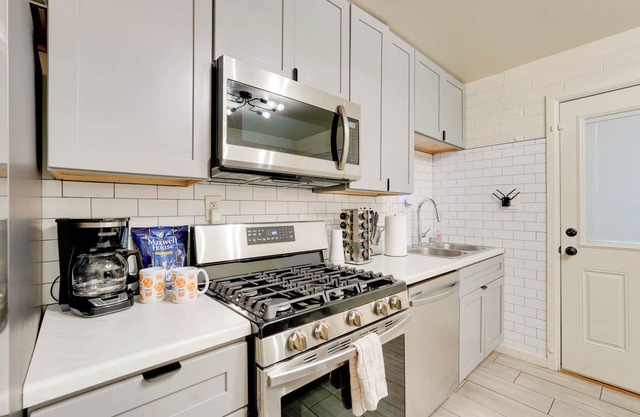 3 Mi to Dtwn Phoenix: Apt w/ Shared Patio