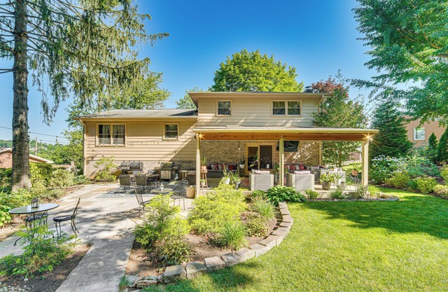 3 Mi to Lake Redman: Home w/ Furnished Pergola!