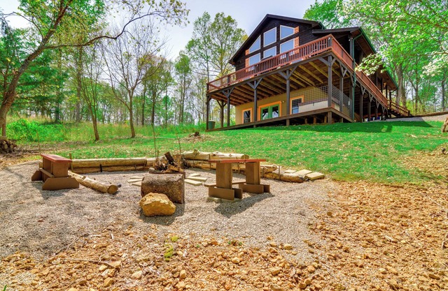 3 Mi to Marina: Cabin w/ Hot Tub in Byrdstown!