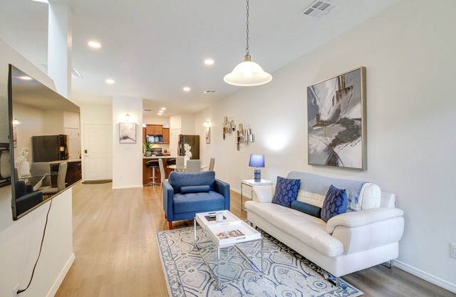 3 Mi to Old Town: Albuquerque Townhome w/ Yard!