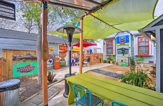 Bright Texas Cottage Near San Antonio Zoo!