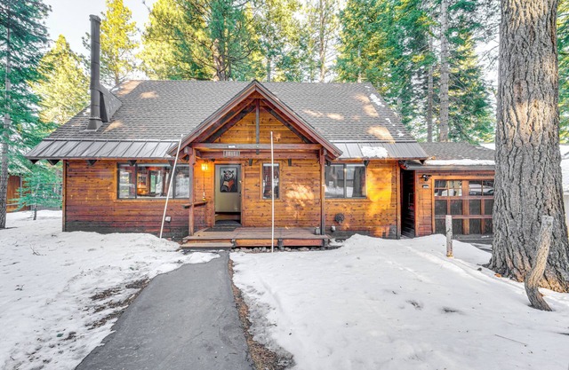3 Mi to Skiing: Retreat w/ Deck in Tahoe Donner!