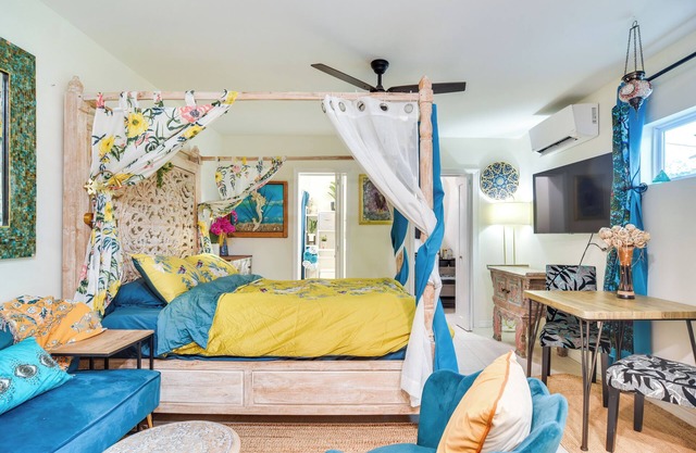 3 Mi to Vinoy Park: St Petersburg Gem w/ Patio!