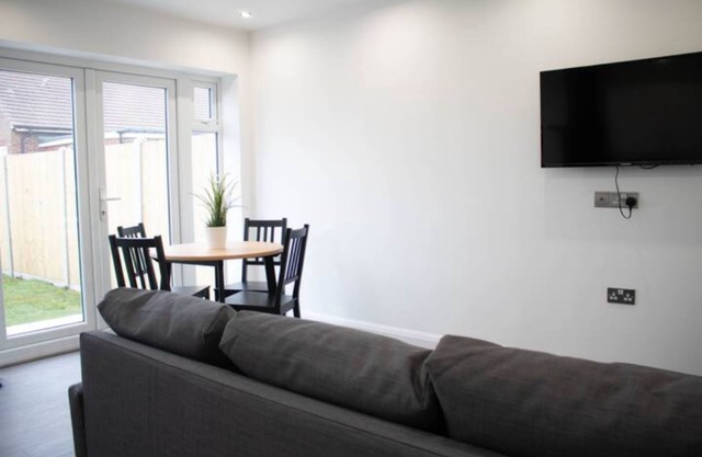 3 Minute Drive From Heathrow Airport Apartment -20min Underground Central London