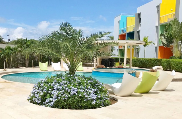 Hermoso apartamento de 2 dormitorios / 2 baños cerca de las playas y la zona del hotel.