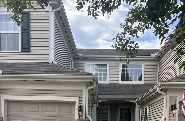 3 minutes from downtown Cincinnati beautiul 2100 sq foot condo with balcony.