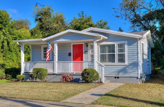 3 Queens, 2 bedrooms, full kitchen & laundry