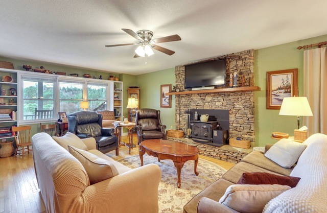 30 Acres of Mountainside Peace: Home in Mable