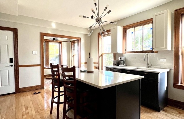 31+Day Stay. 20 min Drive to Midway, South Loop, Beach, & Museums.