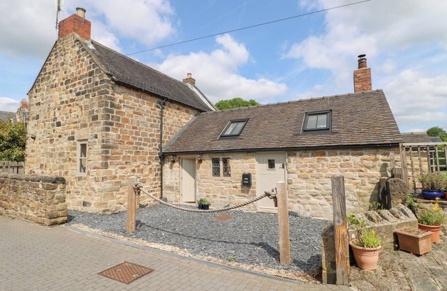 33 MAIN ROAD, pet friendly, with open fire in Higham, Derbyshire