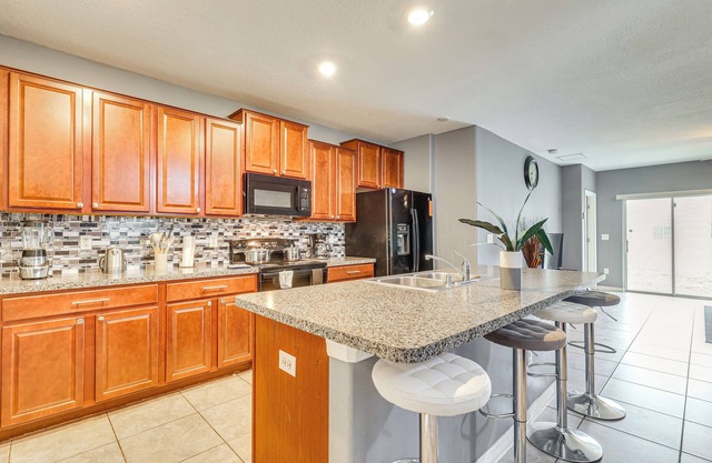 33 Mi to Busch Gardens: Ruskin Home w/ Pool Access