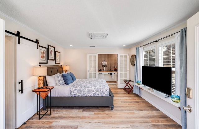 350 sf 3 min From DT Waxhaw Sleeps 2 Private Patio The Little Big Suite