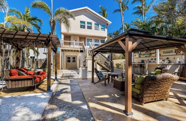 371 Park Ave - 4 Bed / 2 Bath - 2 Kitchens - Outdoor Kitchen - Sleeps 8 - Pet Friendly!
