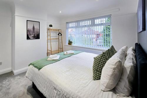 3BR 1BA Liverpool Home Sleeps 8 w DrivewayParking