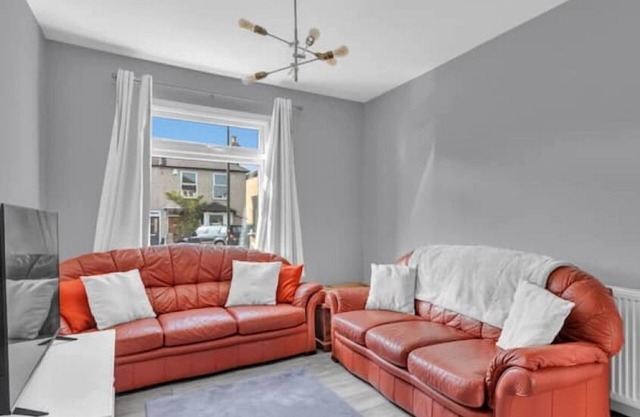 3BR, 2 bath, driveway, garden