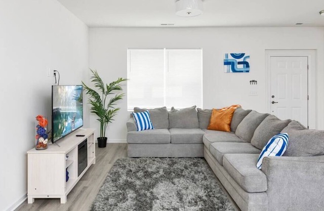 3Br/2Ba home, Near Whitewater Ctr, Uptown, Airport