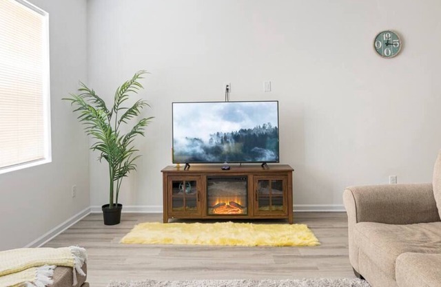 3Br/2Ba home, Near Whitewater Ctr, Uptown, Airport
