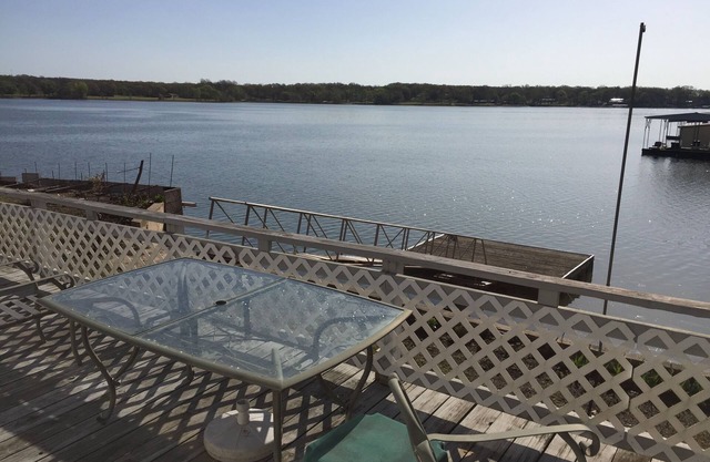 Propiedad de 3BR / 2BA frente al lago en alquiler con estaciones de carga de muelles, casas rodantes y botes de Lake