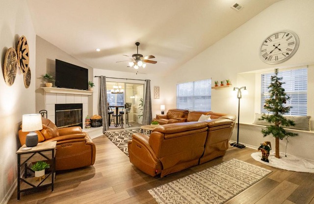 3BR Condo with Recliners - Central Location - Stairs Required - FREE TICKETS INCLUDED - FC39-2