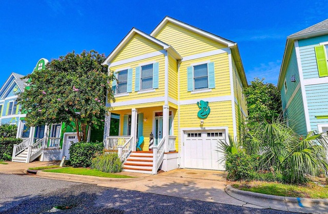 3BR Family Townhouse w/ Pool, Games & Dog-Friendly Patio