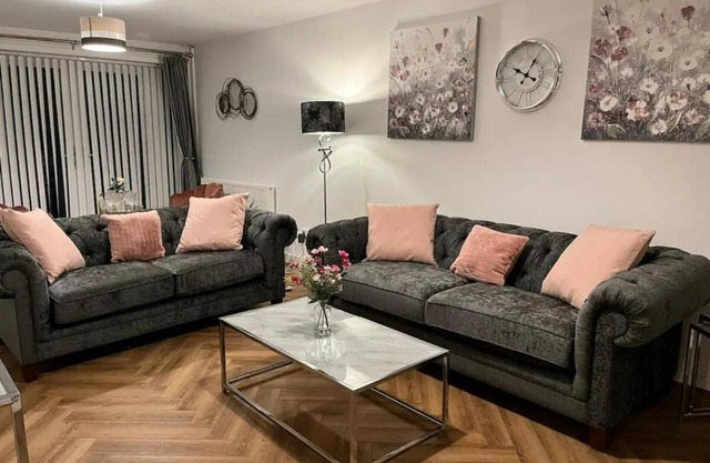 3BR Prenton,Wirral close to Liverpool,Chester&local beaches 4xTvs,fastWIFI