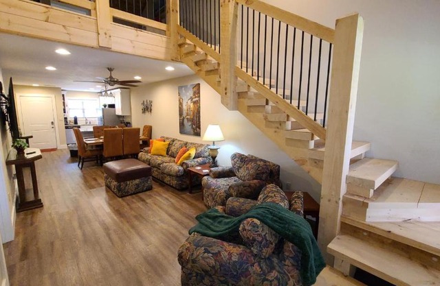 3BR Walk-In with Loft - Pool and Hot Tub - FREE TICKETS INCLUDED - PARA