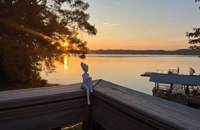 4.2-Acre Lakefront– Game Room，Hot Tub & Private Dock !