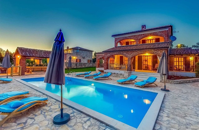 Villa de 4 dormitorios con piscina y jardín extra grande