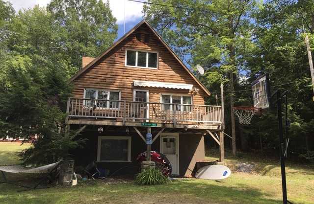 4 habitaciones, 2 baños, acogedora cabaña con acceso a Long Lake en Harrison, Maine