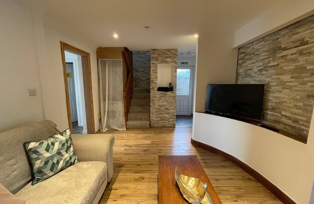 3-Bed Barnwell Retreat- Sleeps 6, Garden & Parking
