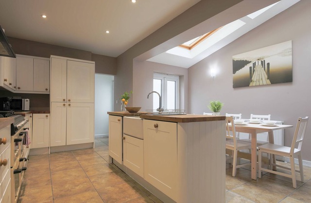 Centrally Located, Freshly Renovated House - Sleeps 10