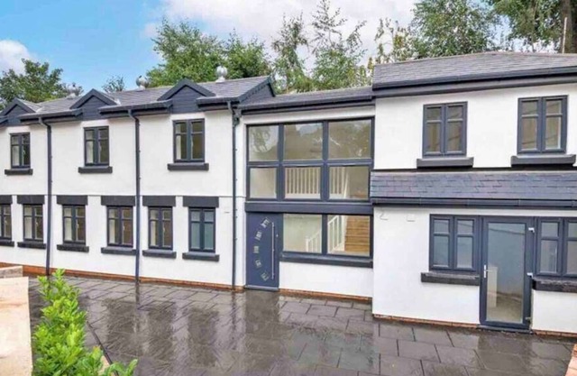 4 Bed Detached Sleeps 6/7 Heswall off Road Parking