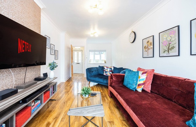 4 Bed House | Caterham | Sleeps 8 | Contractors | Families